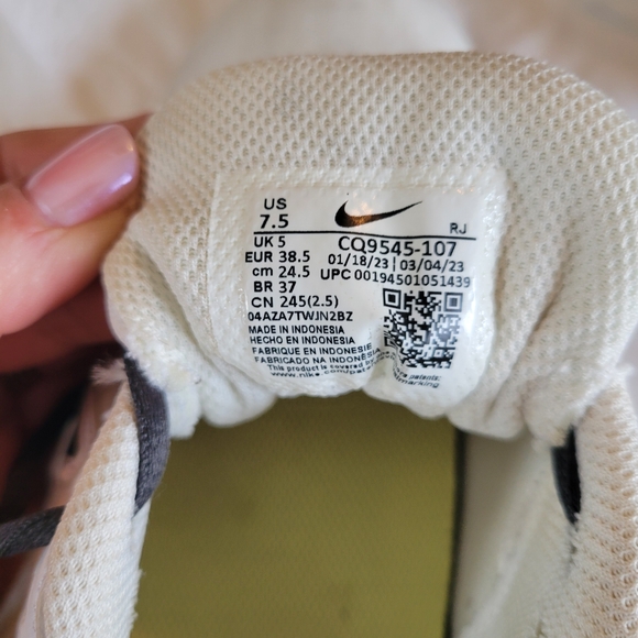 Nike Legend Essential 2 Womens Training Shoe White Yellow CQ9545-107 Size 7.5 - Picture 8 of 8